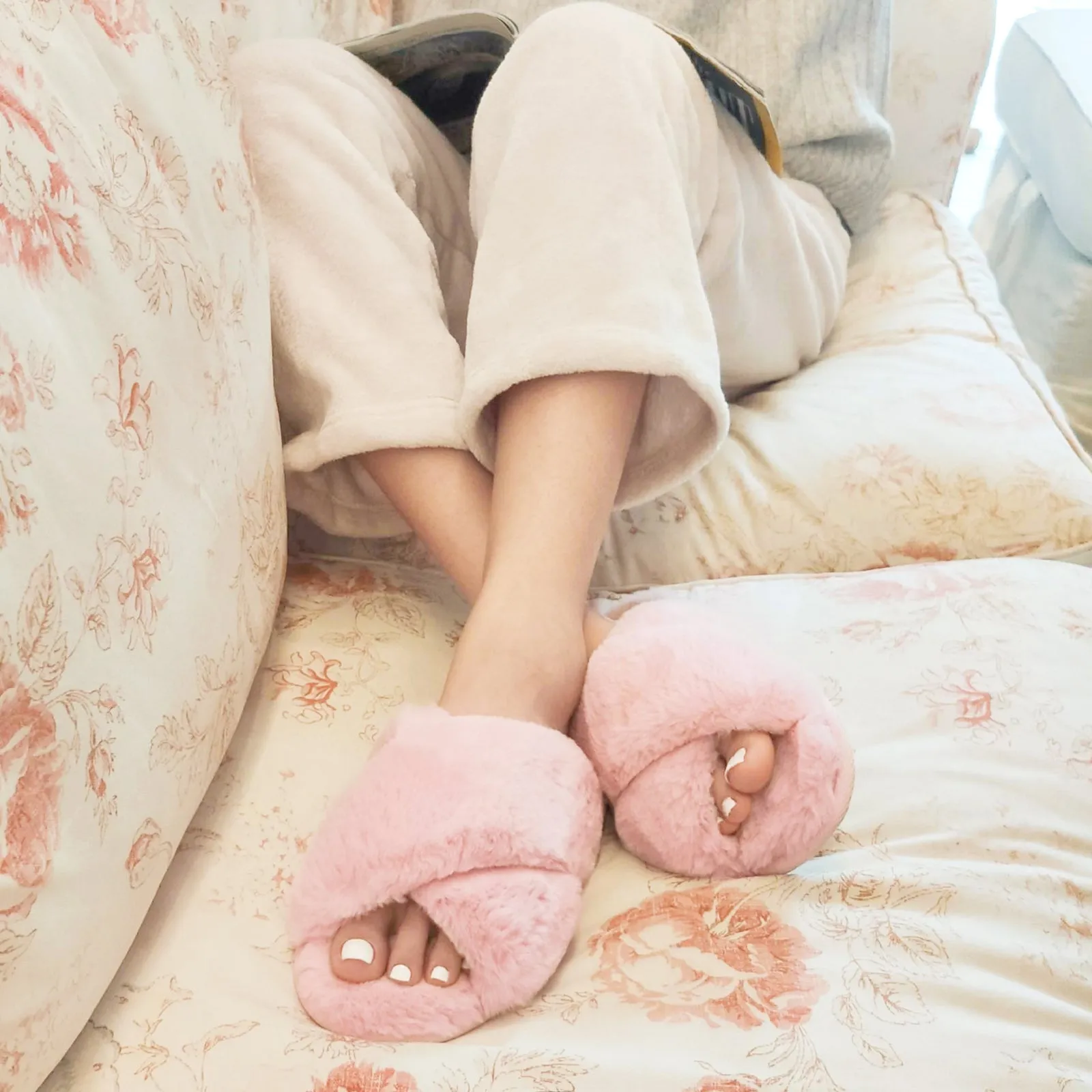 VONMAY Fuzzy Slides for Women Cross Band Faux Fur Open Toe Slippers with Soft Comfy Memory Foam Plush Fluffy Slip On Cozy Anti-Slip House Shoes Waterproof Orthopedic Walking Shoes