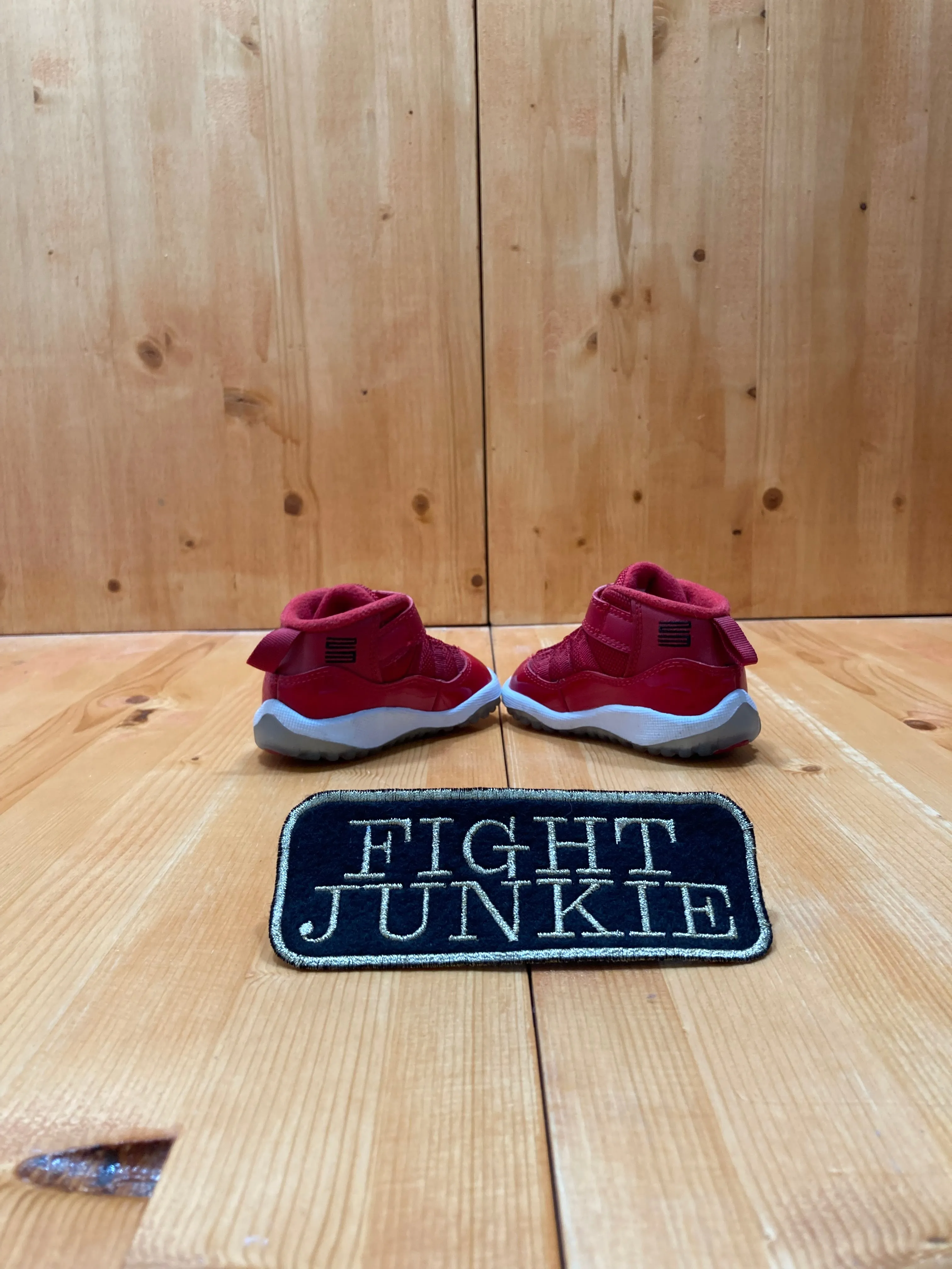 Asics Sports Running Shoes NIKE AIR JORDAN 11 RETRO WIN LIKE 96 Baby Size 4C Shoes Sneakers Red White 378040-623