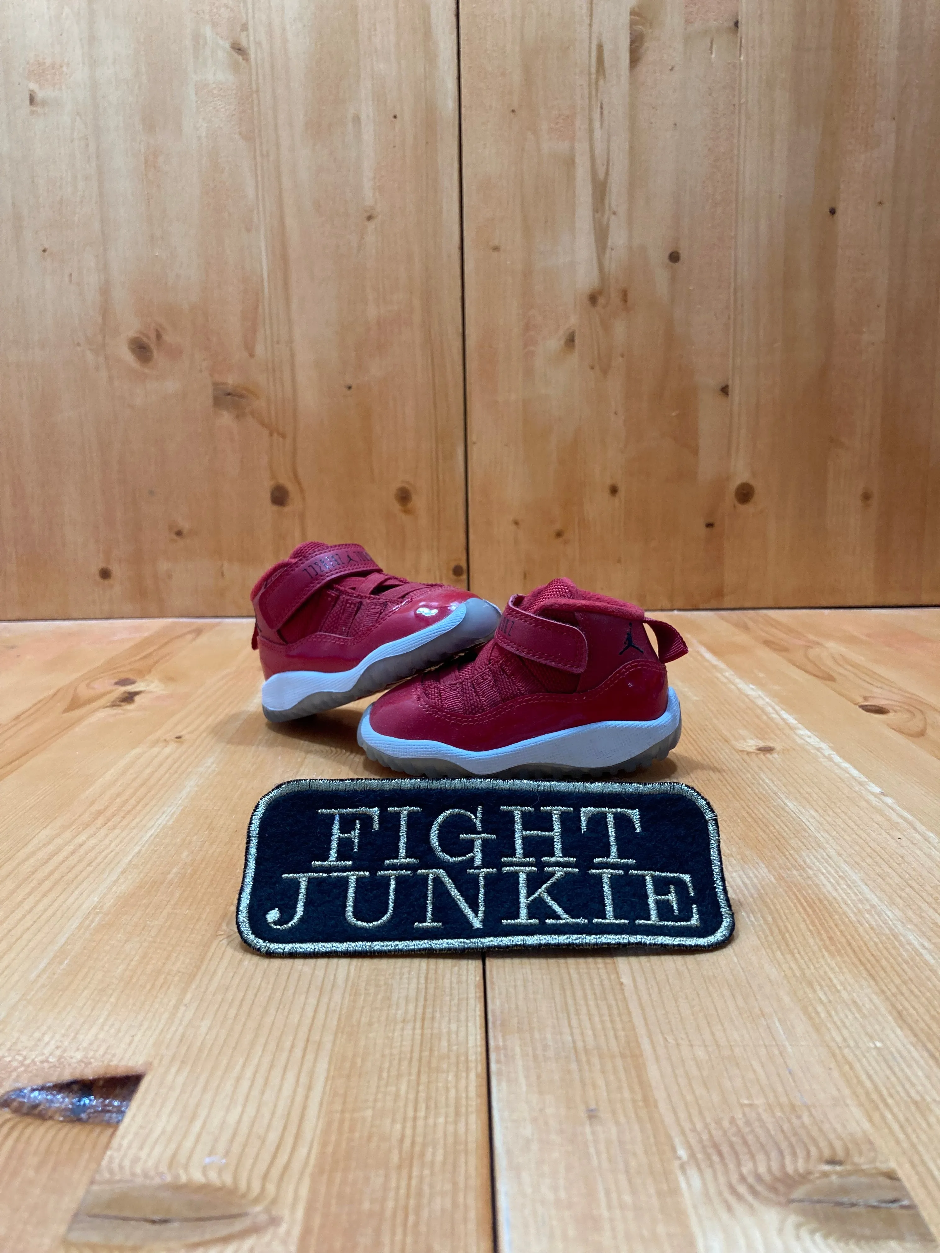 Asics Shoes Trekking NIKE AIR JORDAN 11 RETRO WIN LIKE 96 Baby Size 4C Shoes Sneakers Red White 378040-623